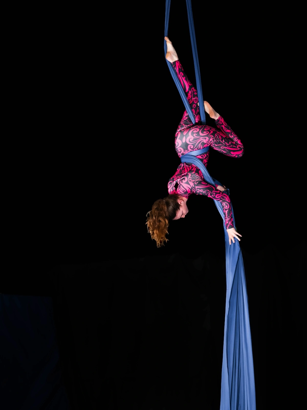 Acrobate tissu aérien spectacle