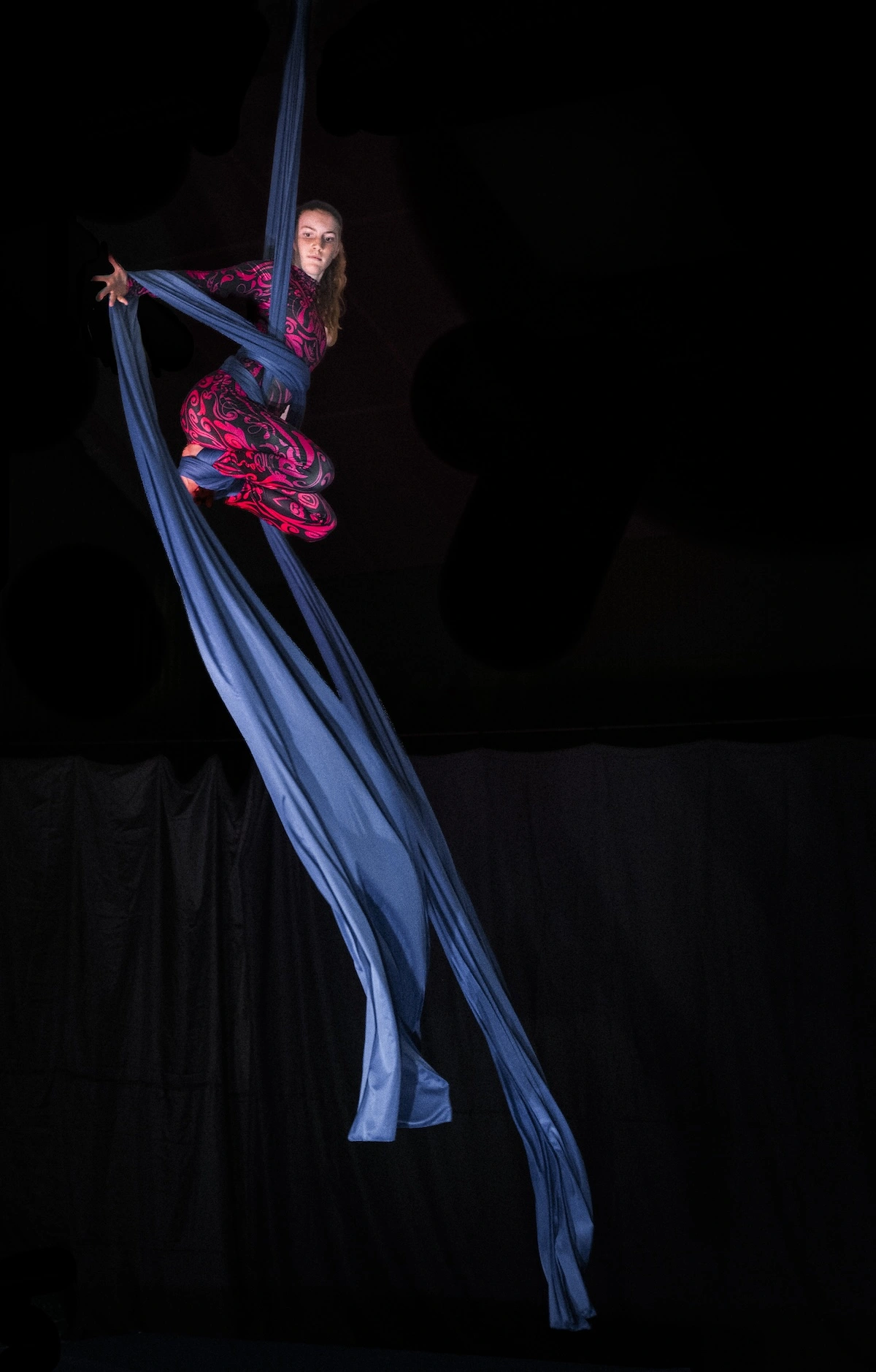 Artiste cirque tissu pose