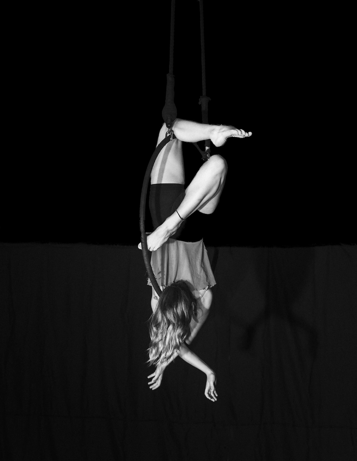 Acrobate cerceau aérien noir et blanc