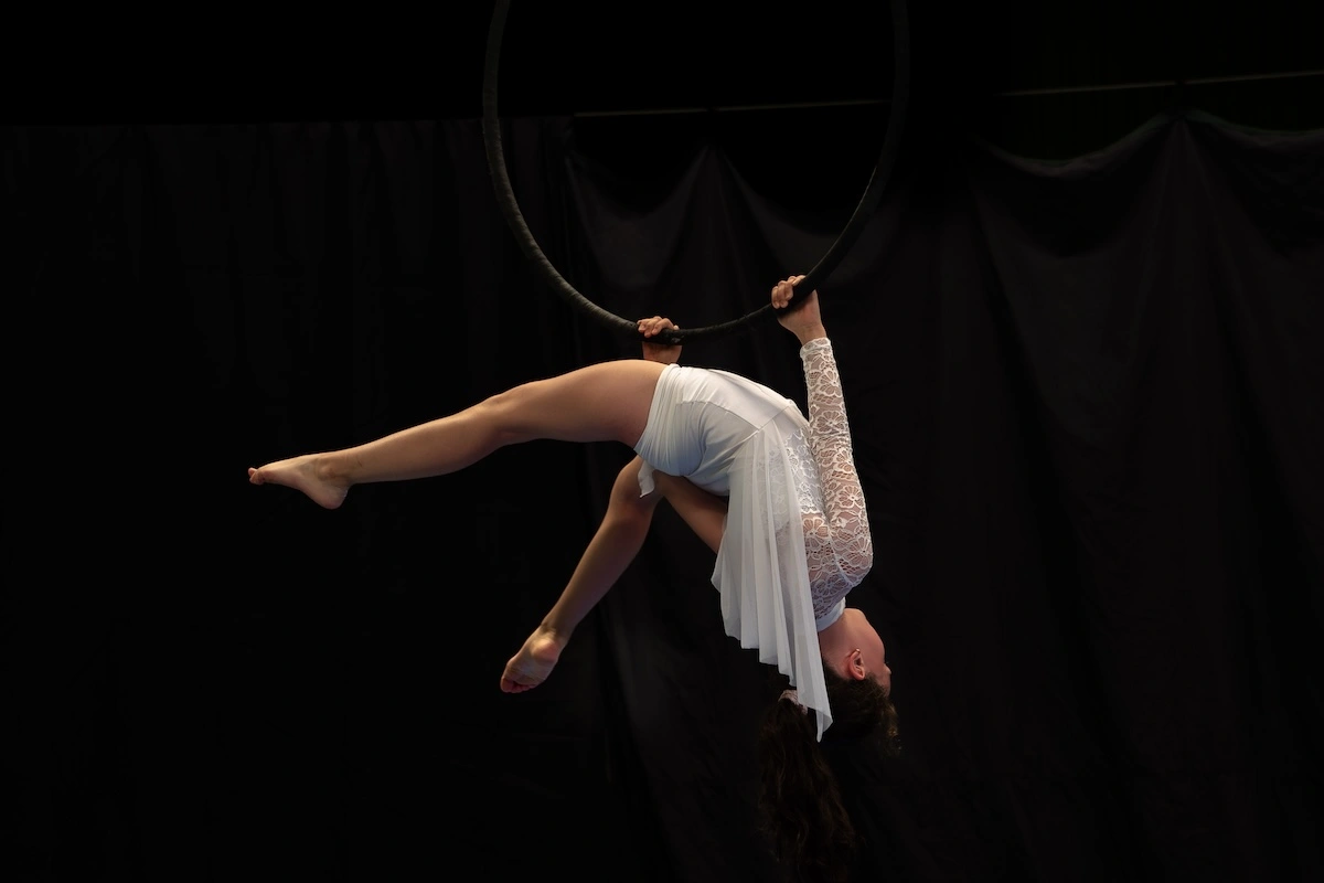 Danseuse cerceau robe blanche
