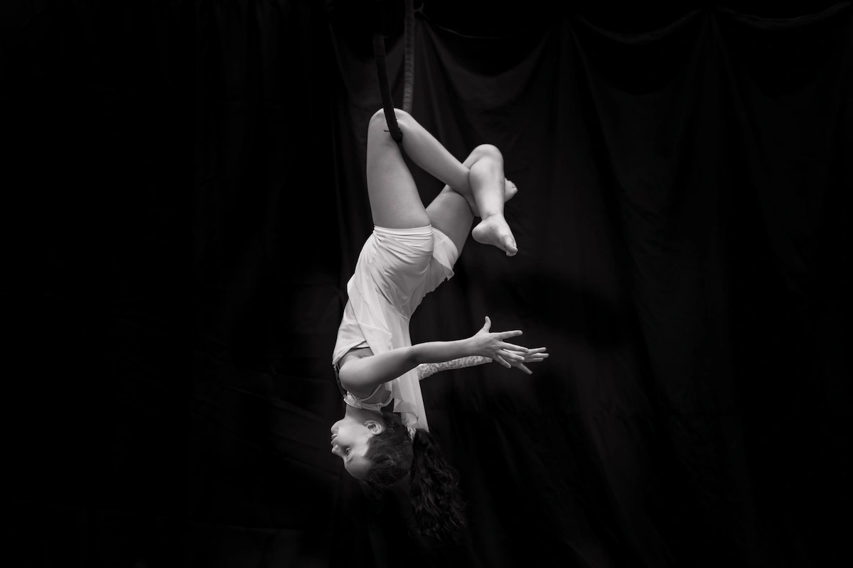 Acrobate cerceau noir et blanc