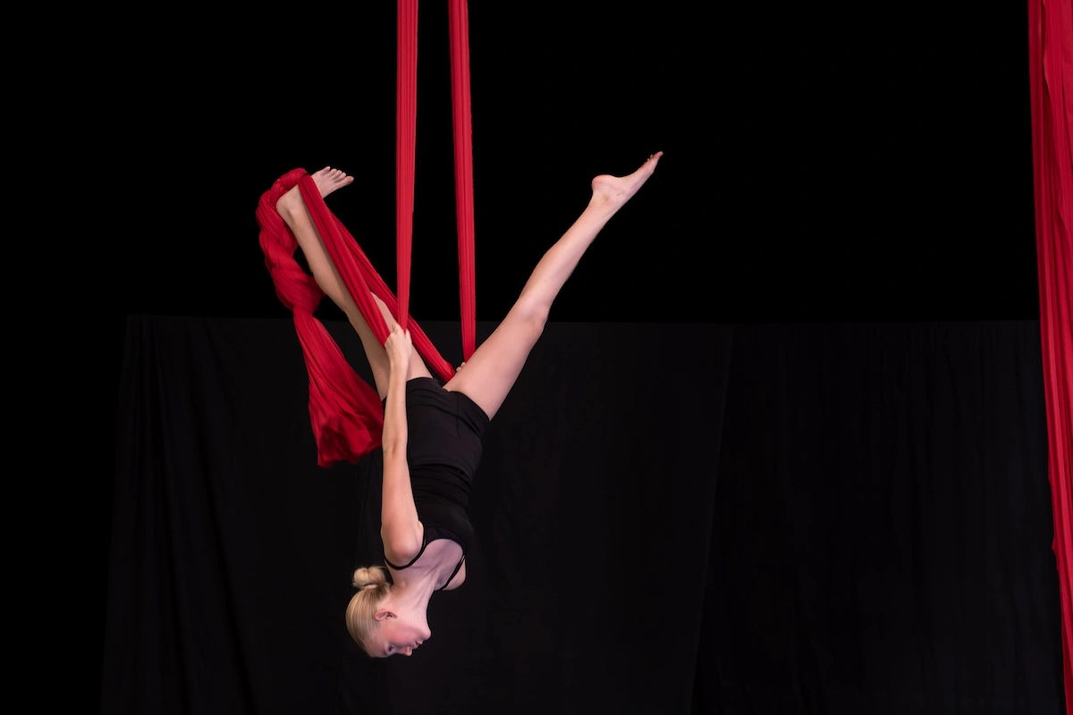 Acrobate tissu rouge spectacle