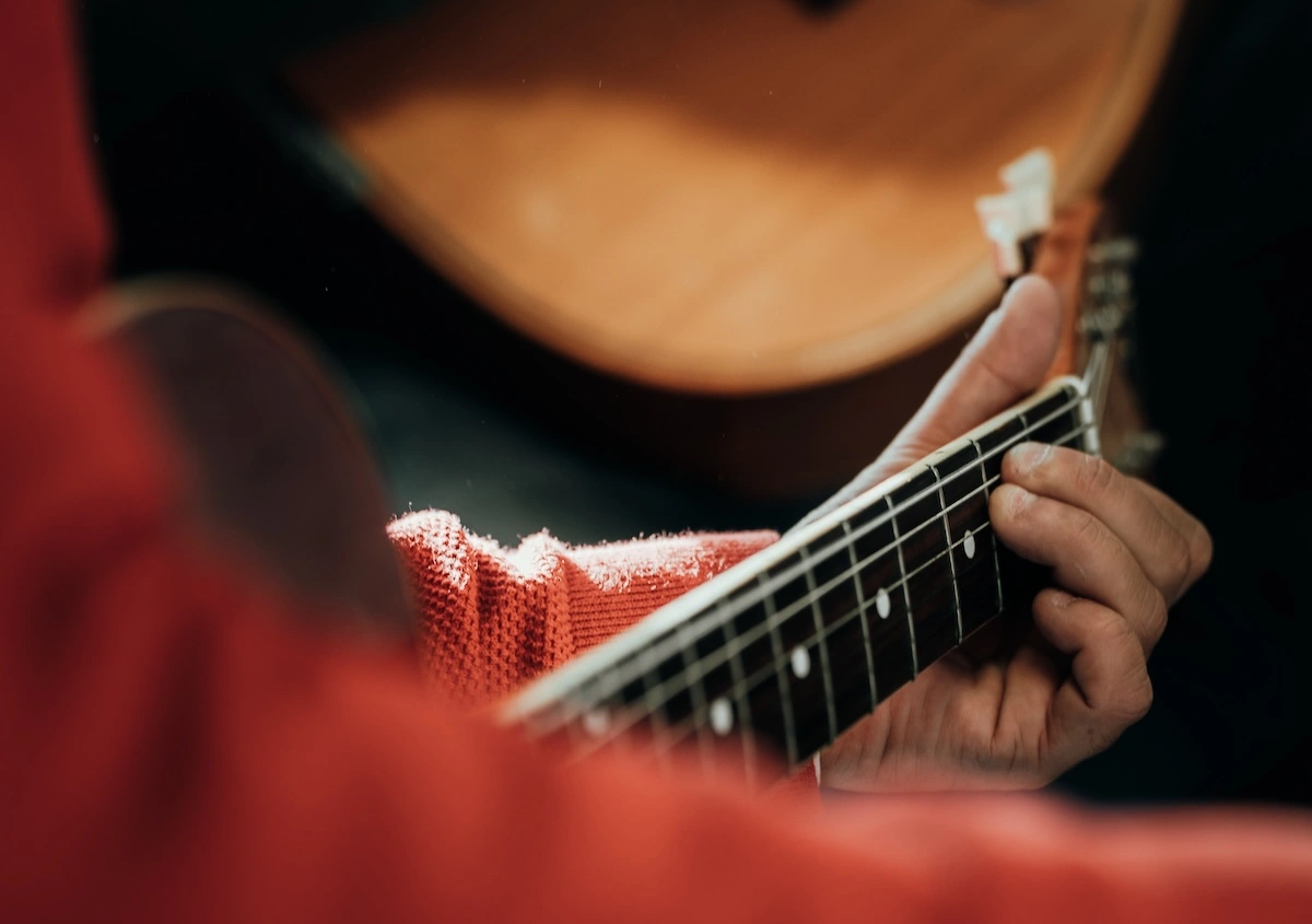 Guitariste gros plan manche accords