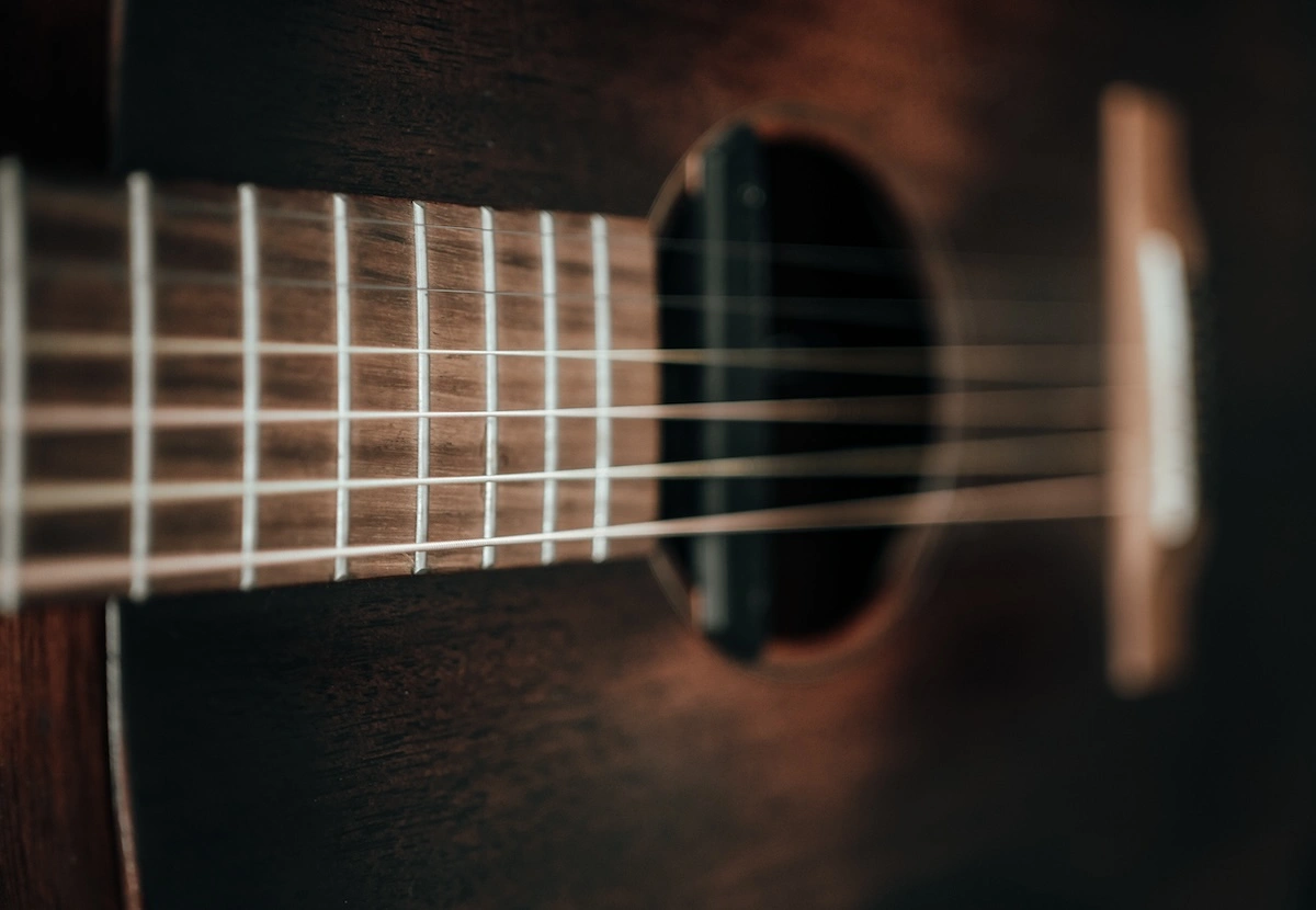 Guitare cordes rosace gros plan