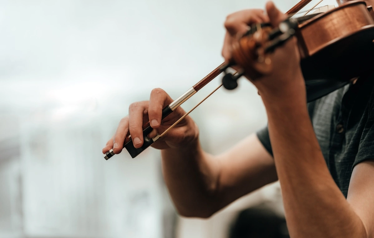 Violoniste archet lumière naturelle