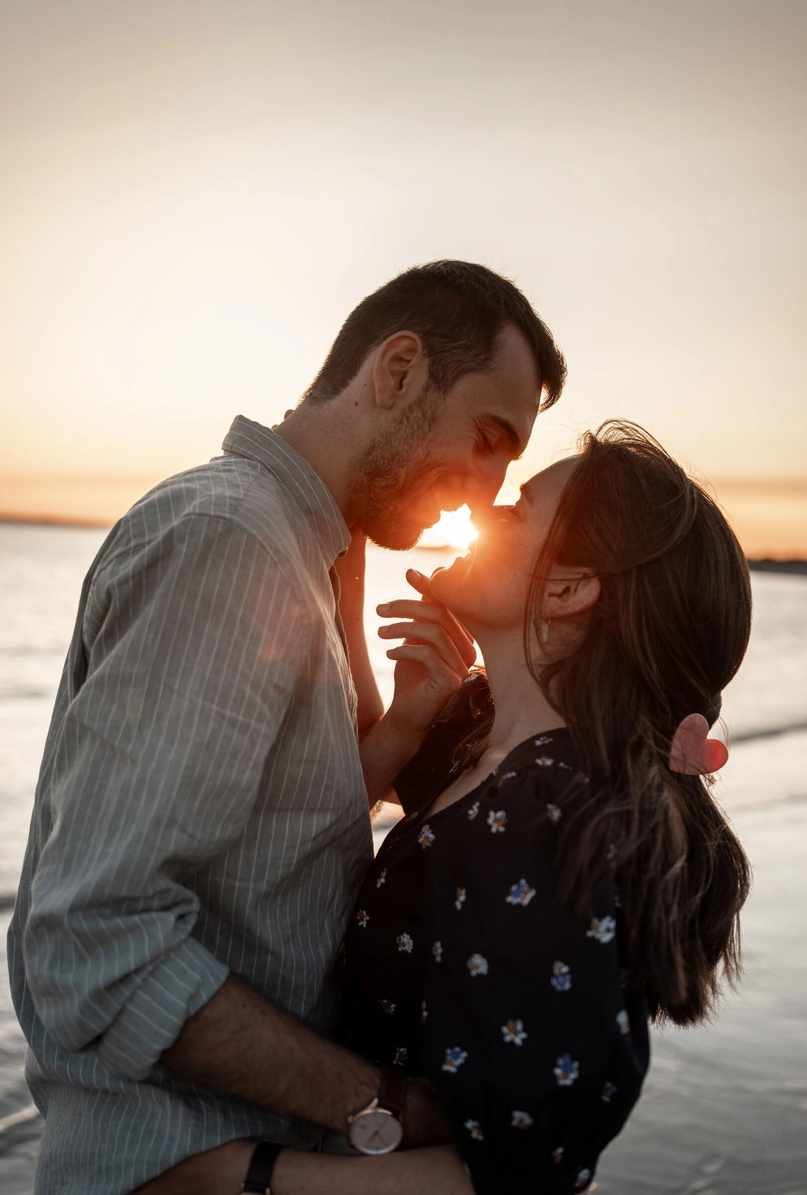 Couple enlacé coucher de soleil