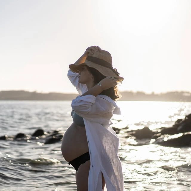 Séance grossesse plage lumière dorée