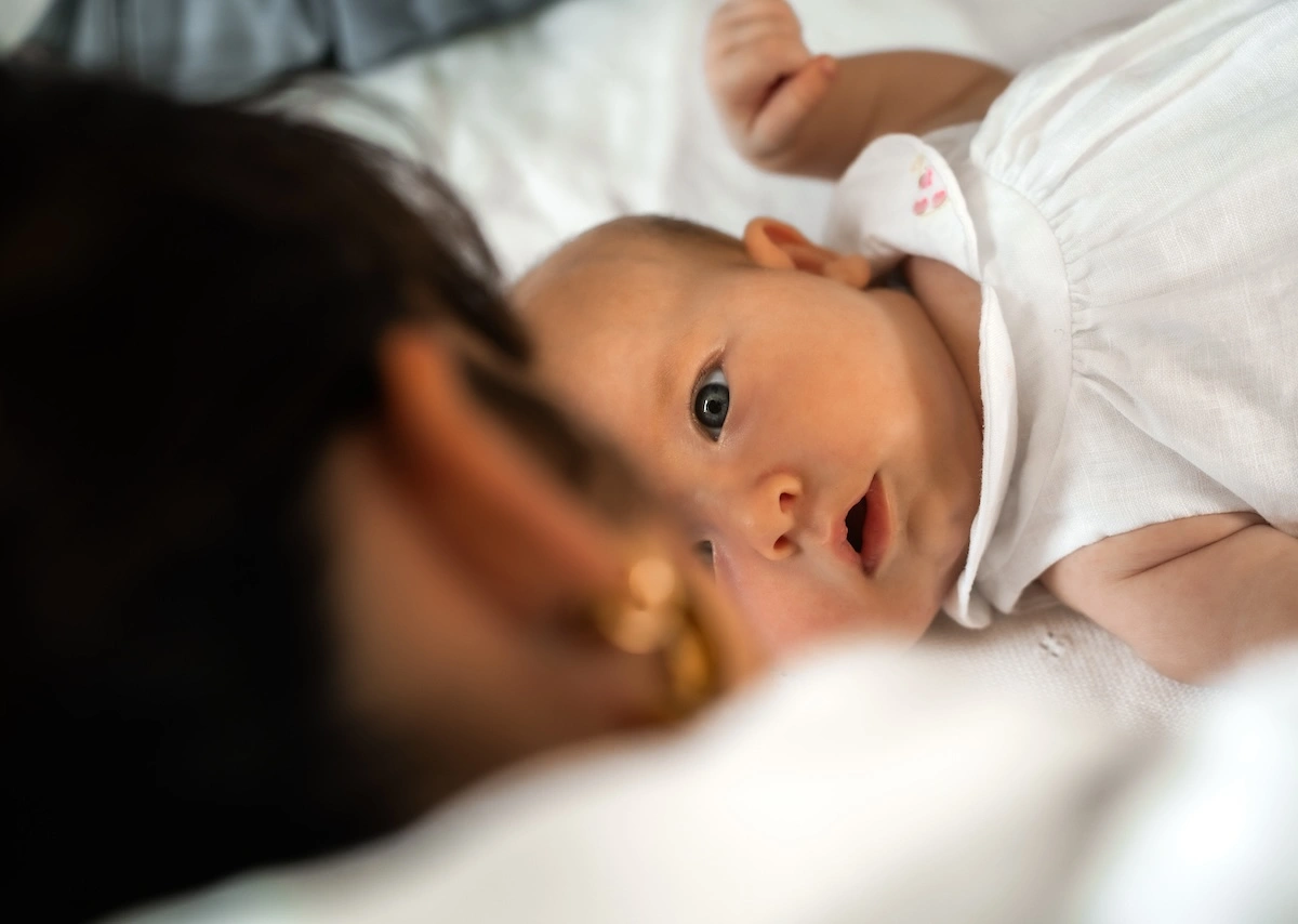 Maman et nouveau-né regard tendre