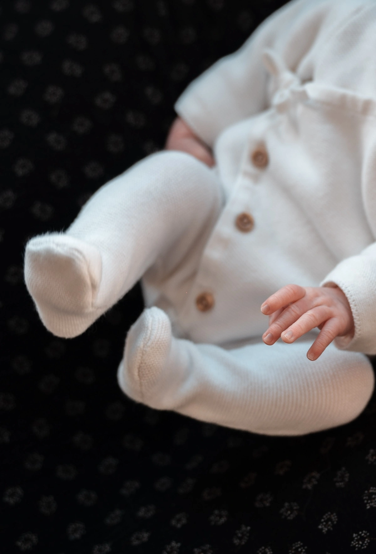 Bébé en pyjama boutons bois