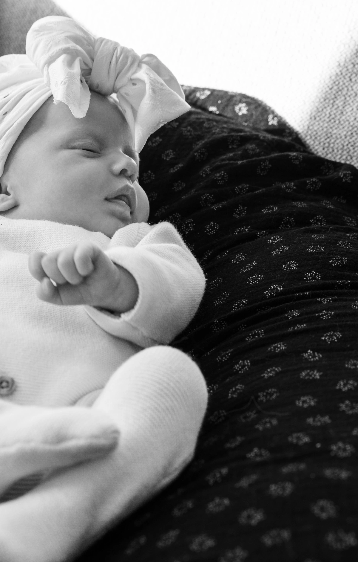 Bébé endormi avec bandeau