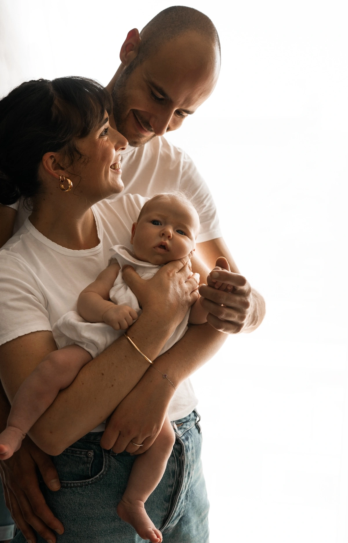 Parents et bébé contre-jour