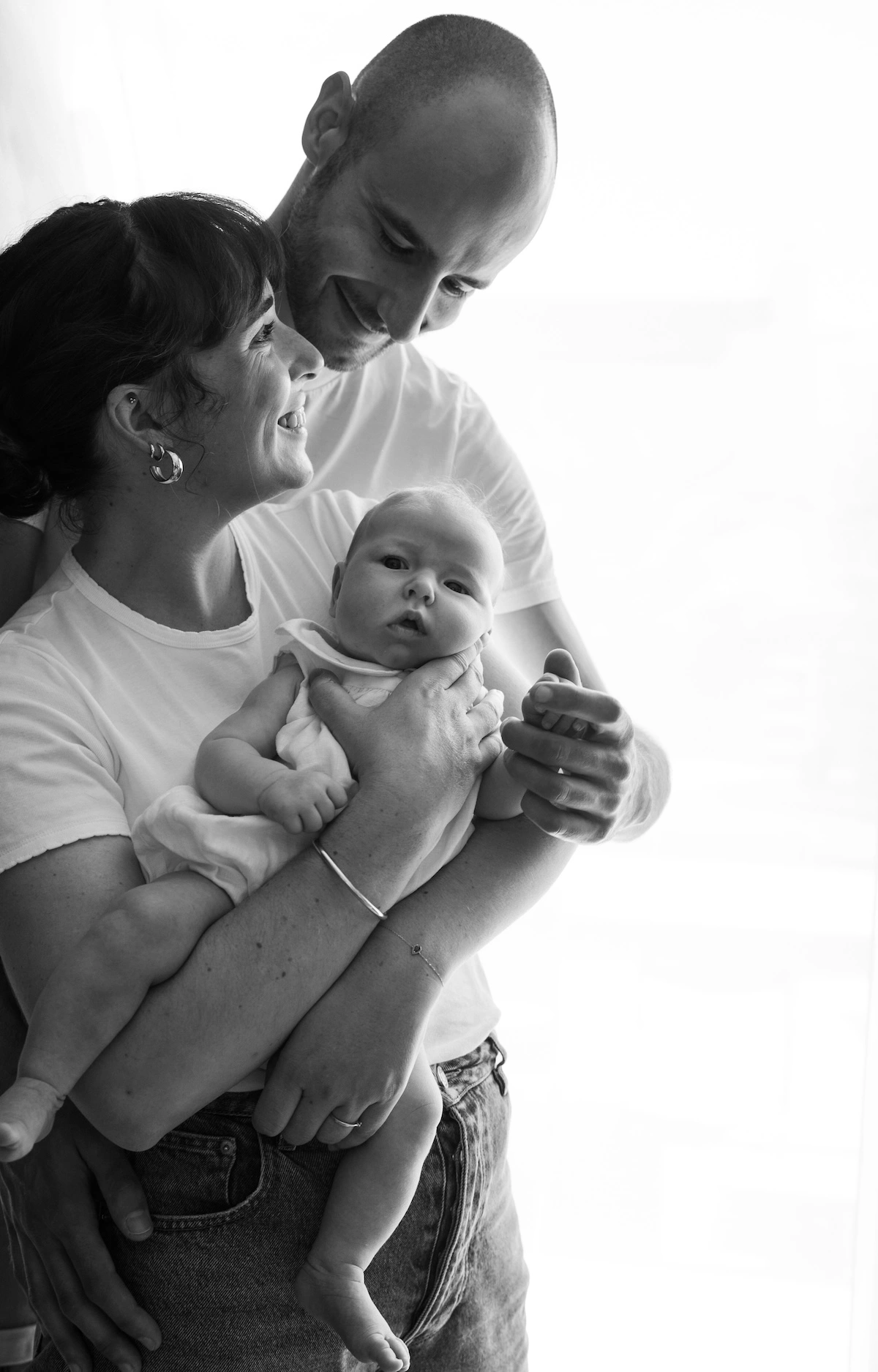 Famille avec nouveau-né lumière naturelle