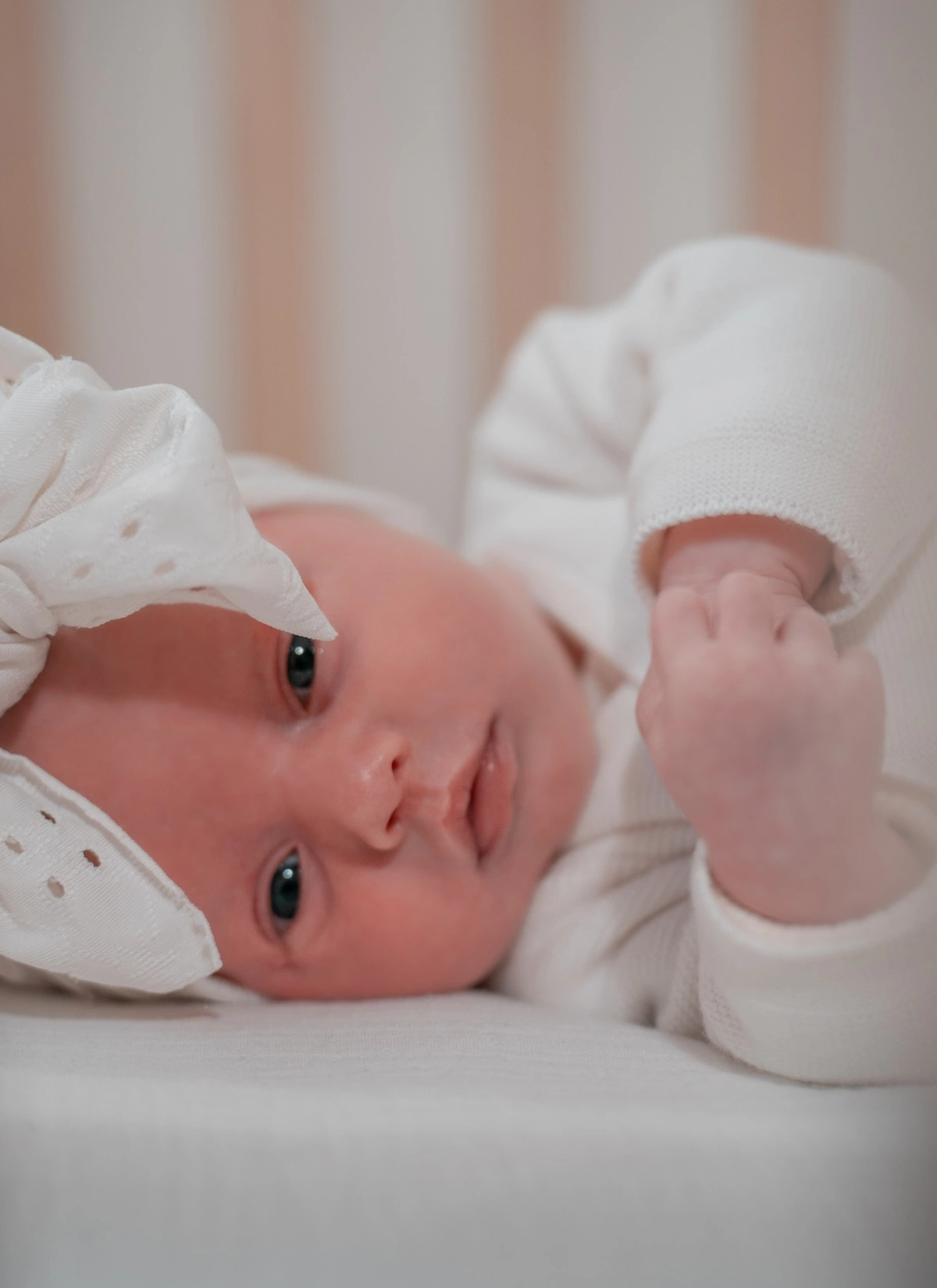 Bébé avec bandeau dans berceau