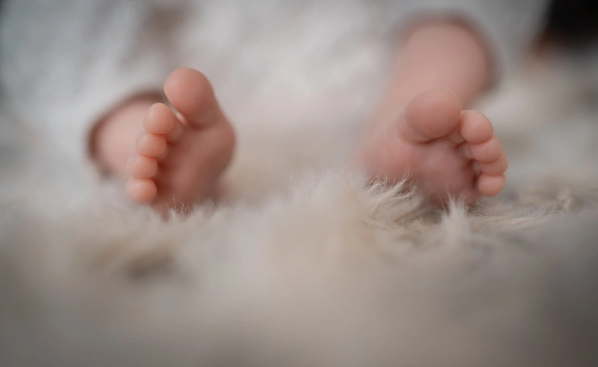 Petits pieds de bébé sur fourrure