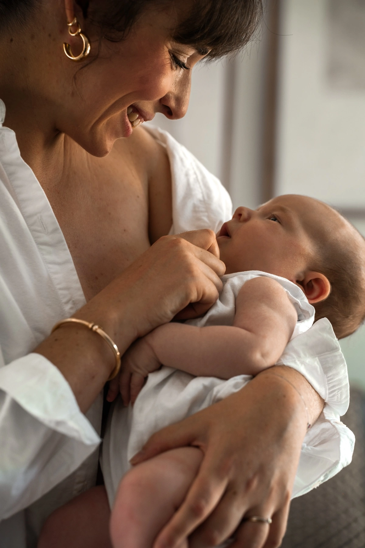 Nouveau-né tenu dans les mains des parents