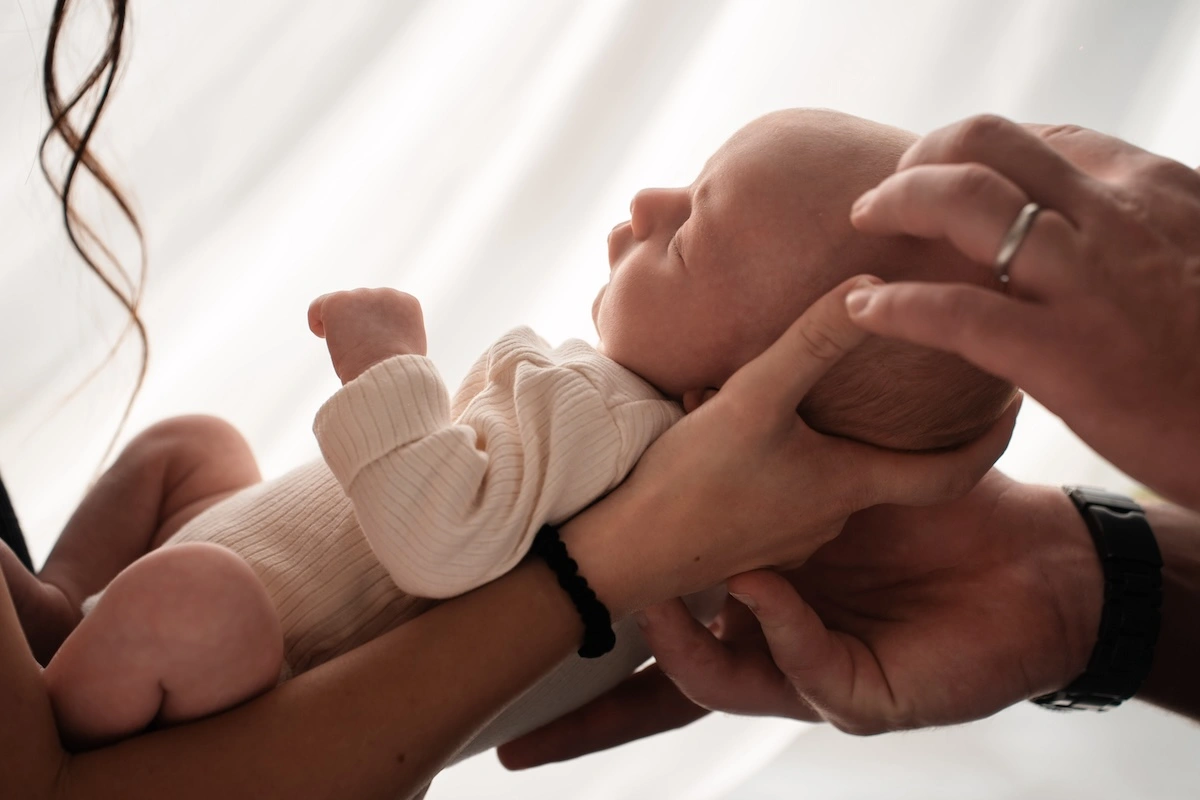 Parents embrassant bébé endormi