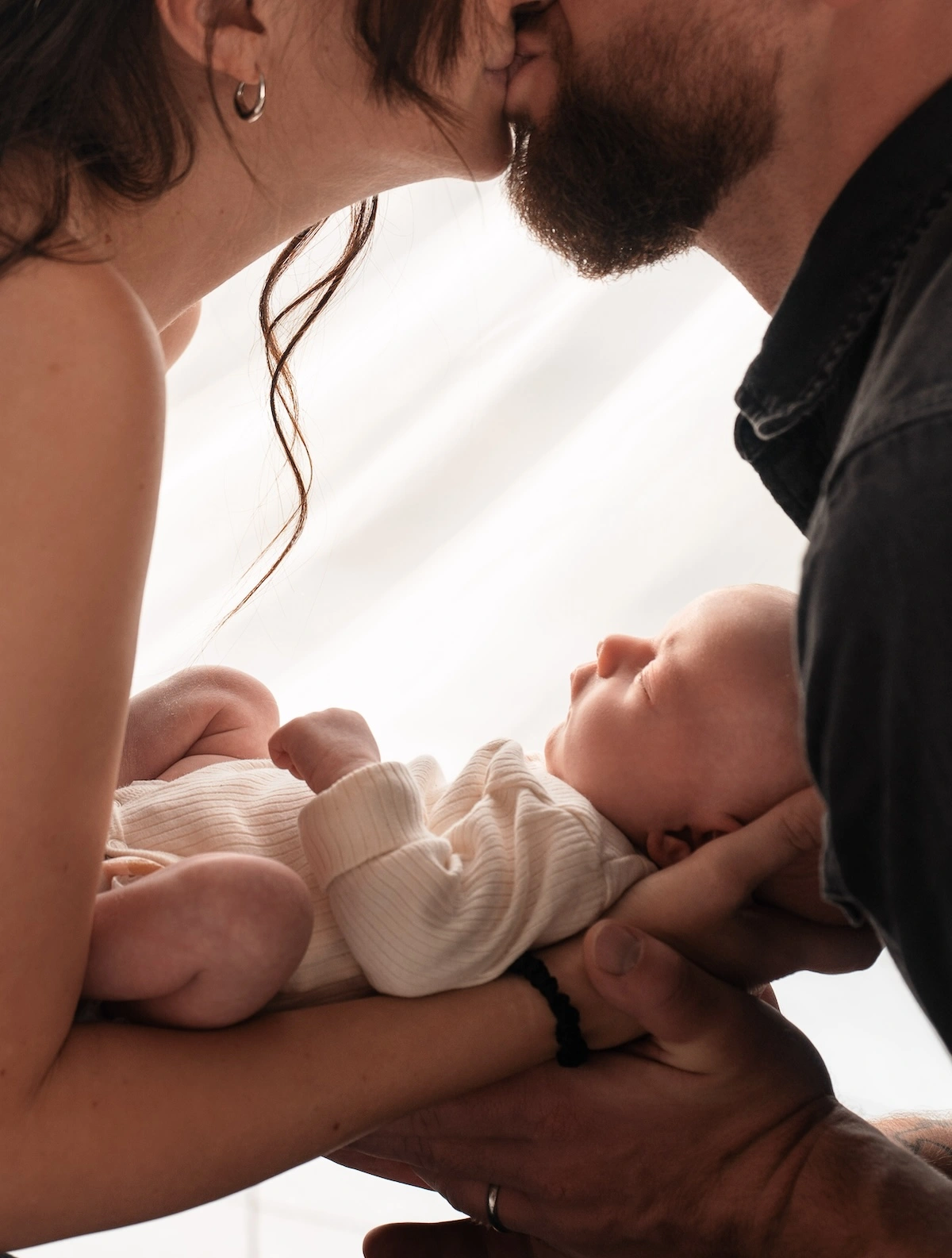 Bébé dans les bras des parents