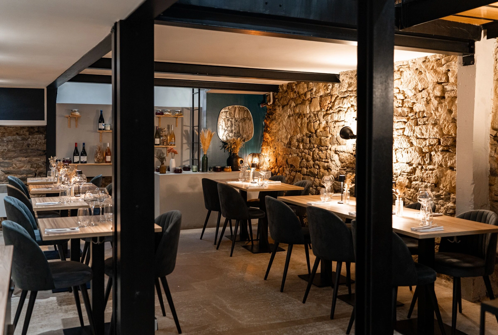 Salle restaurant mur pierre