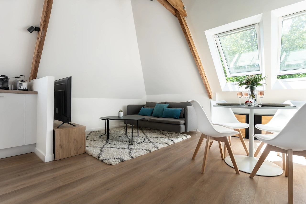 Séjour mansardé sous les toits