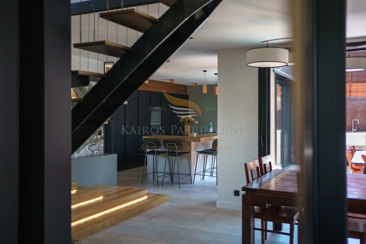 Intérieur cuisine escalier contemporain