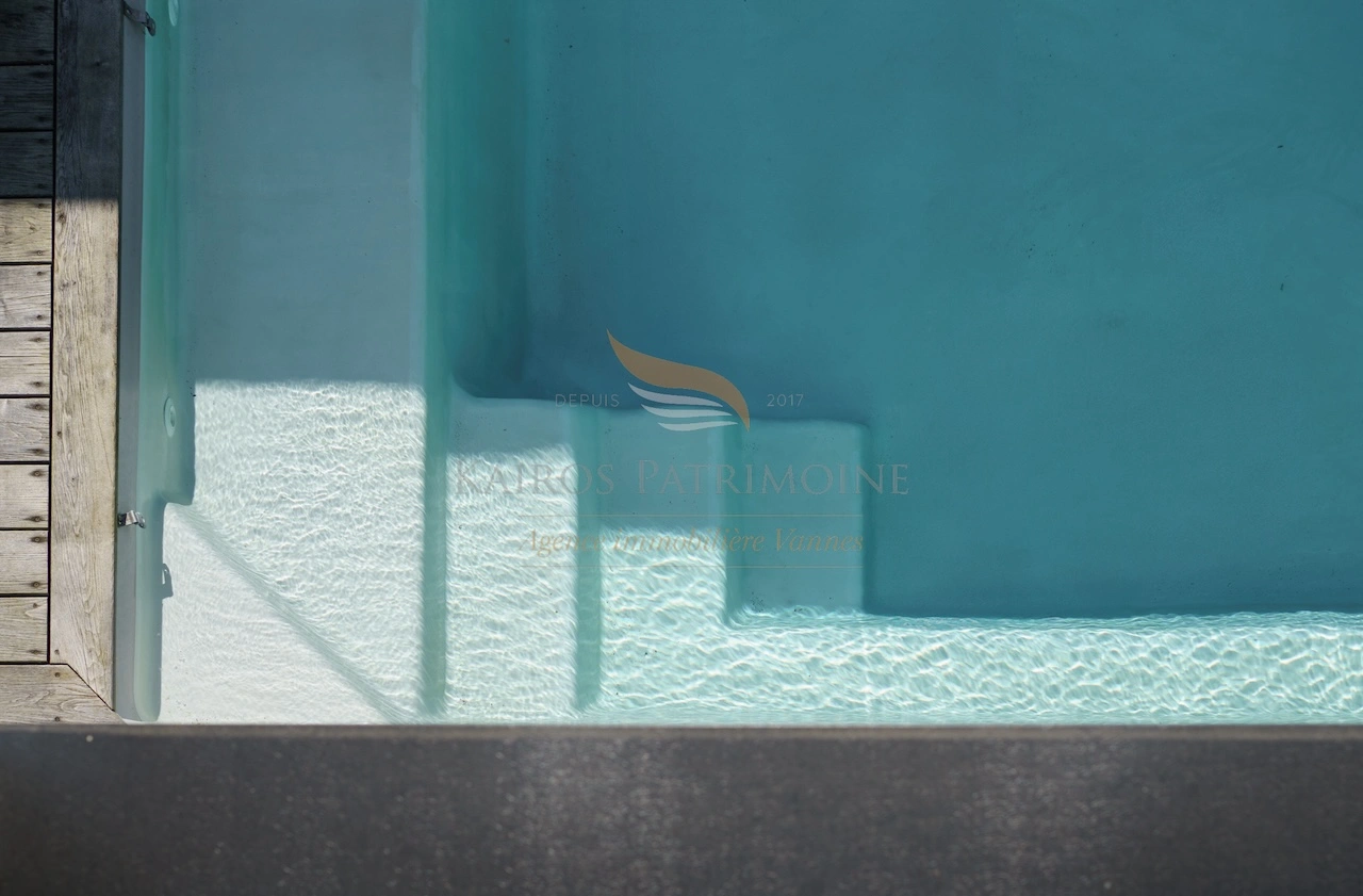 Piscine vue plongeante eau turquoise