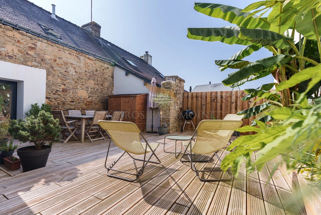 Terrasse bois jardin maison bretonne