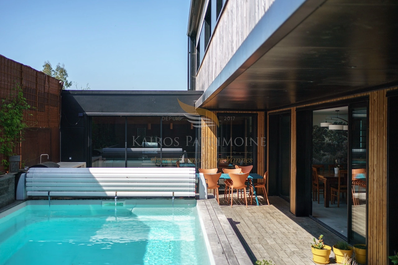 Maison piscine terrasse vue extérieure